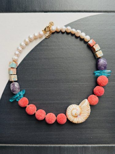 Намисто з перлами та мушлею