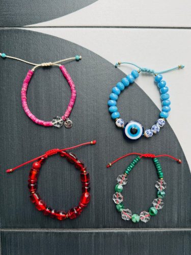 Сет браслетів «9» на руці